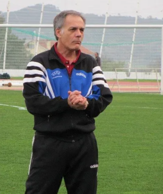 Director técnico observando un campo de entrenamiento